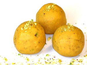 Besan K Ladoo at DesiRecipes.com